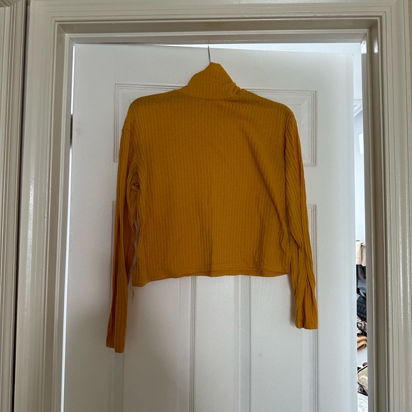 Yellow turtleneck - Picture 2 of 2
